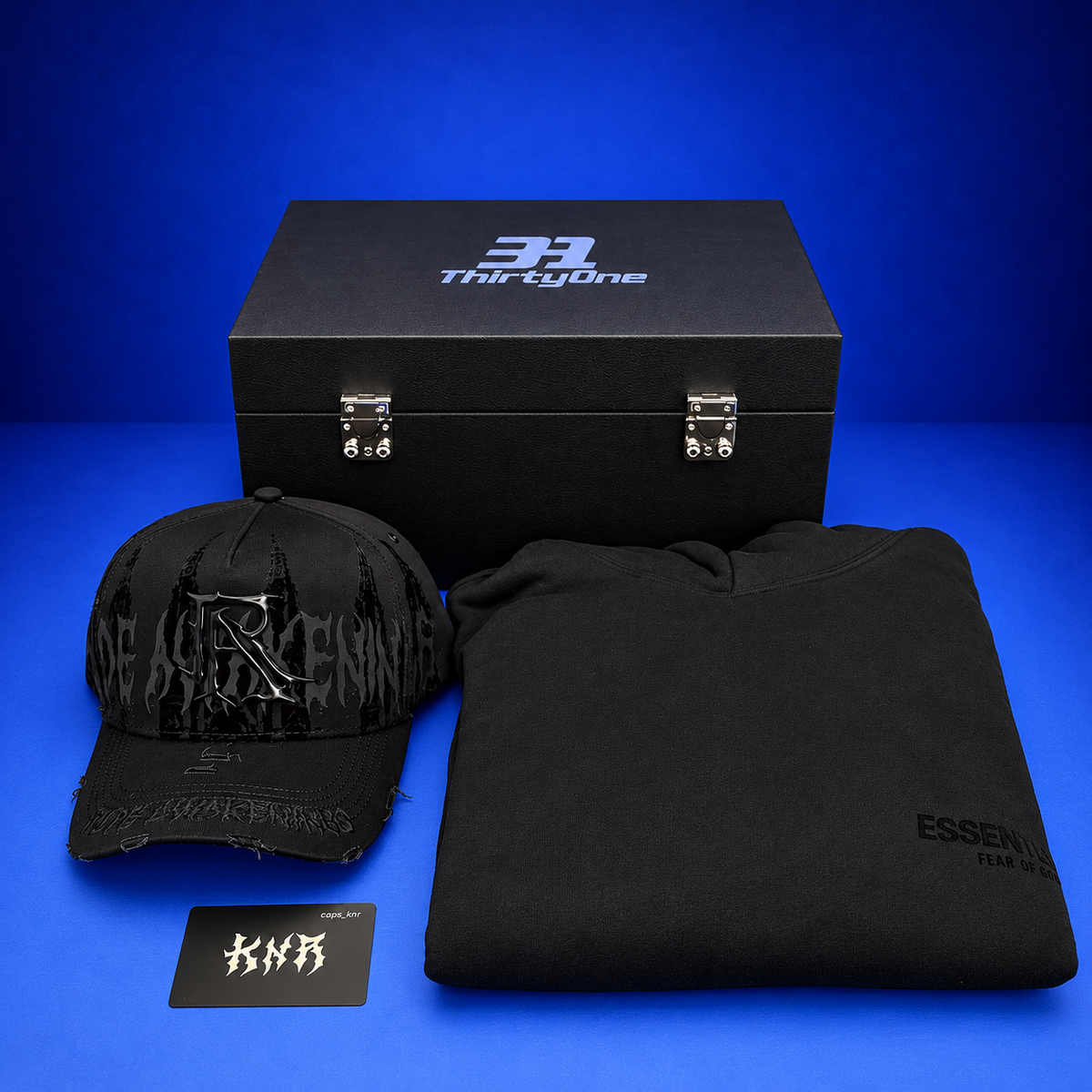 SUDADERA, GORRA Y BAUL